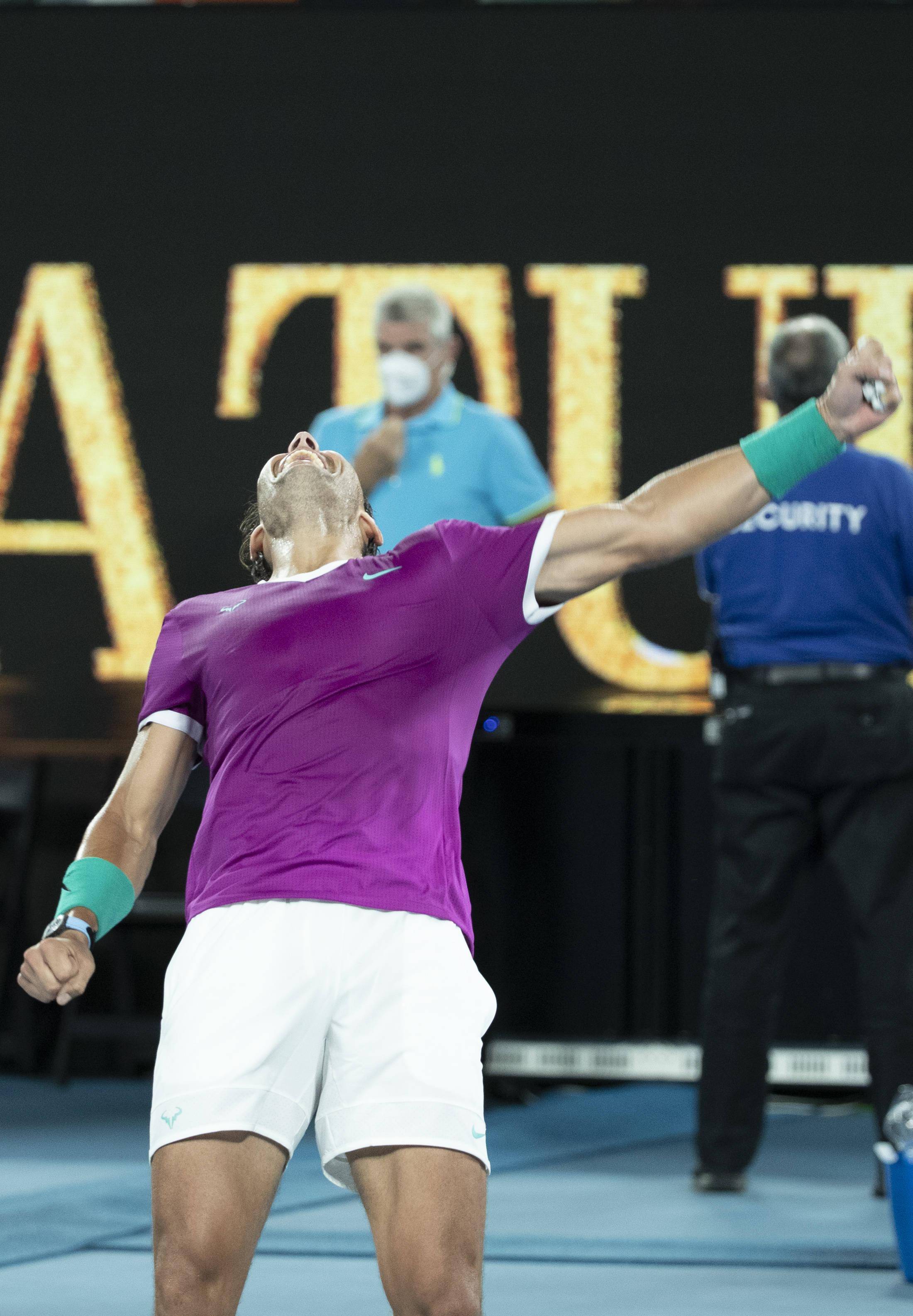 关于西班牙网球队鏖战澳大利亚网球队，纳达尔统治全场的信息