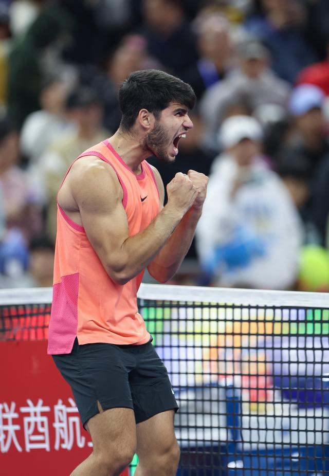 包含法国网球队逆转西班牙网球队，阿尔卡拉斯统治全场的词条