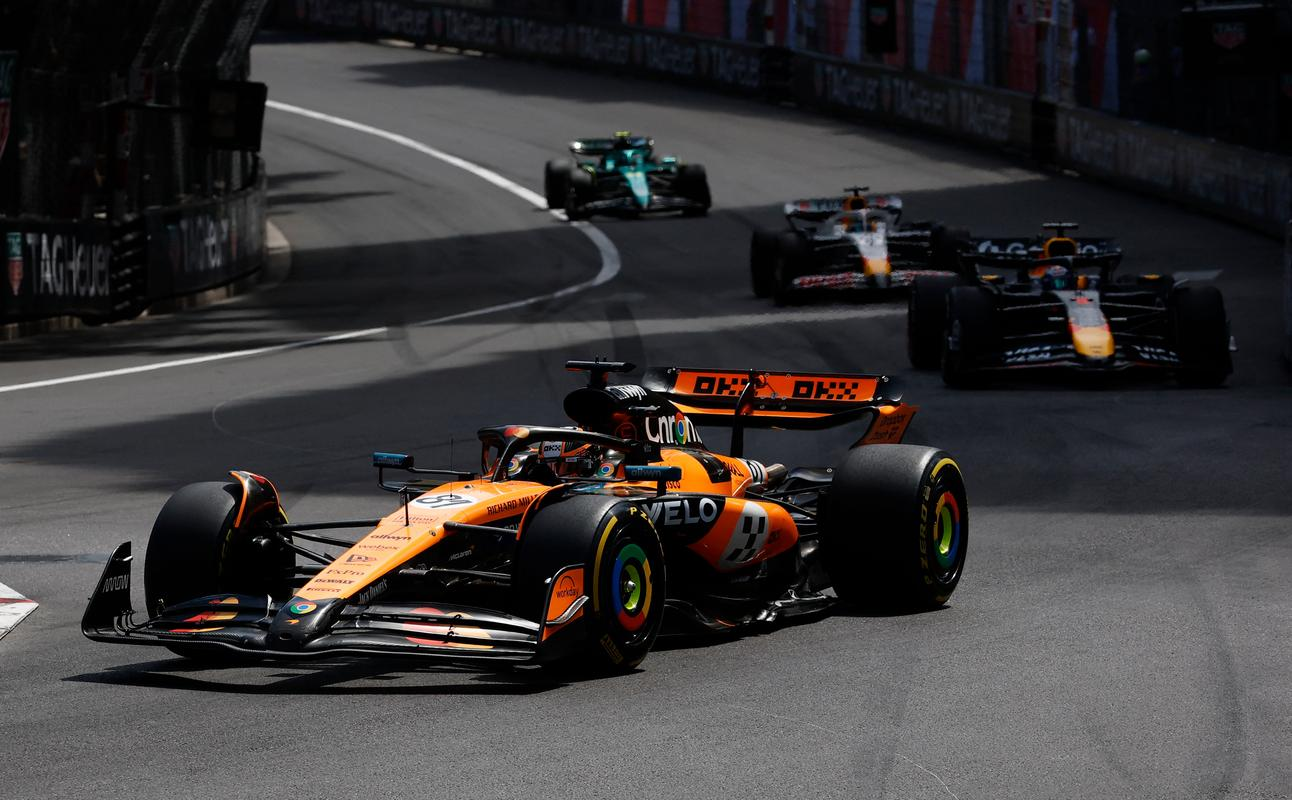 红牛车队逆转红牛二队，佩雷兹点燃赛场