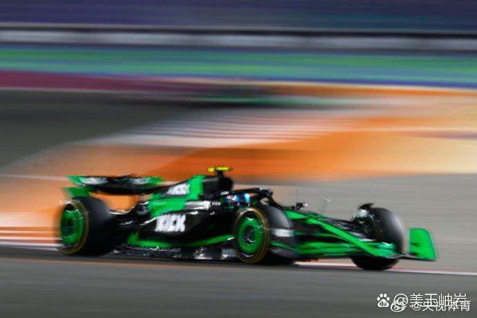 红牛车队鏖战雷诺车队，周冠宇带队取胜